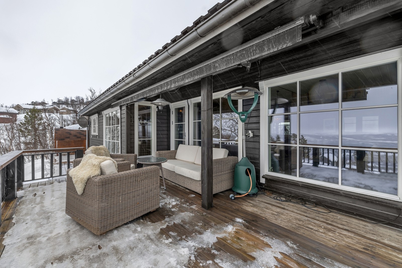 Stor og solrik balkong med utgang fra stue Galleribilde