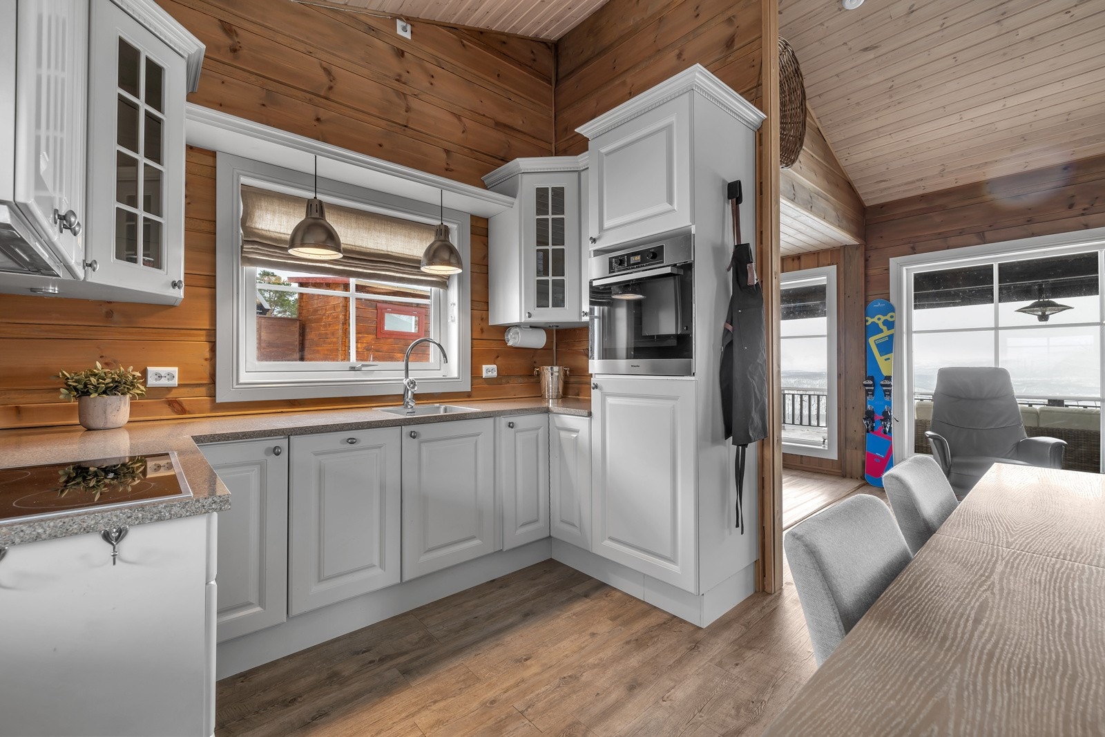 Meget tiltalende hyttekjøkken Galleribilde