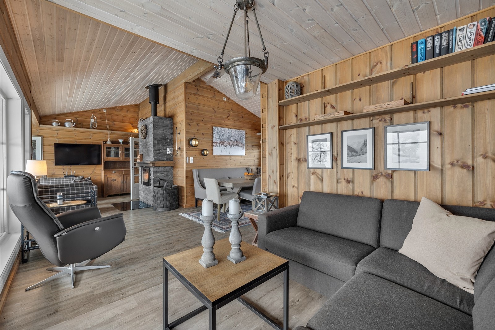 Romslig stue med god takhøyde Galleribilde