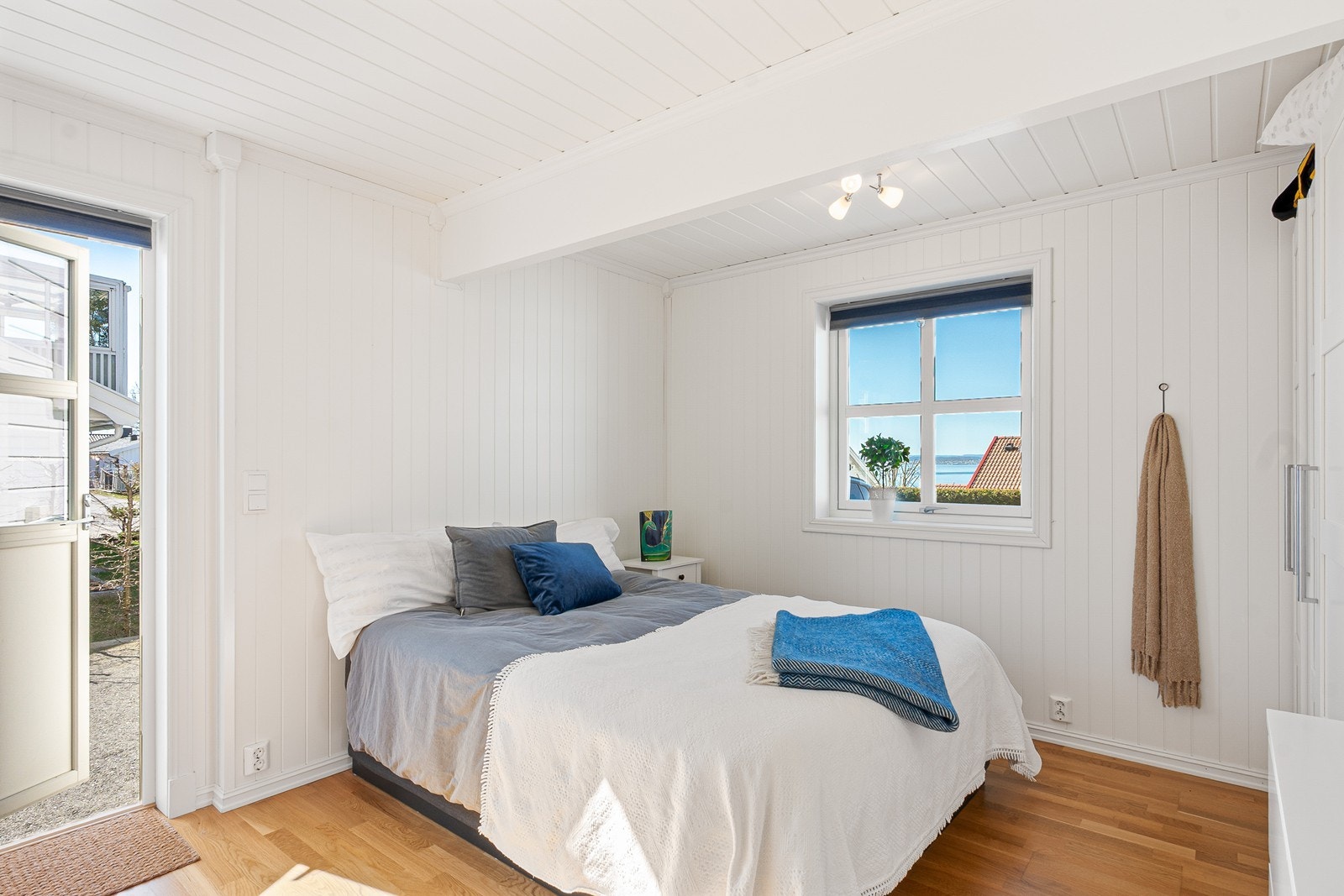 Ett soverom har verandadør ut til boligens østside. Alle rommene har gulvvarme i form av vannbåren varme eller varmekabler. Galleribilde