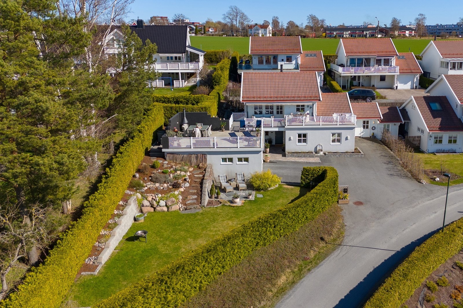 Hagen ligger omkranset av skjermende hekk som rammer inn arealet, med adkomst fra gårdsplass og terrasse. Galleribilde