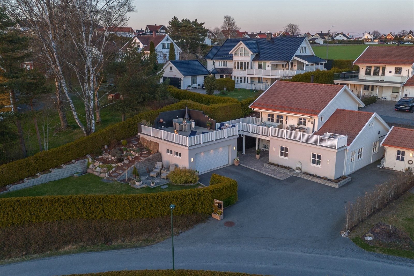 Eneboligen har attraktiv beliggenhet i et veletablert boligområde mellom Kallum og Feste. Galleribilde