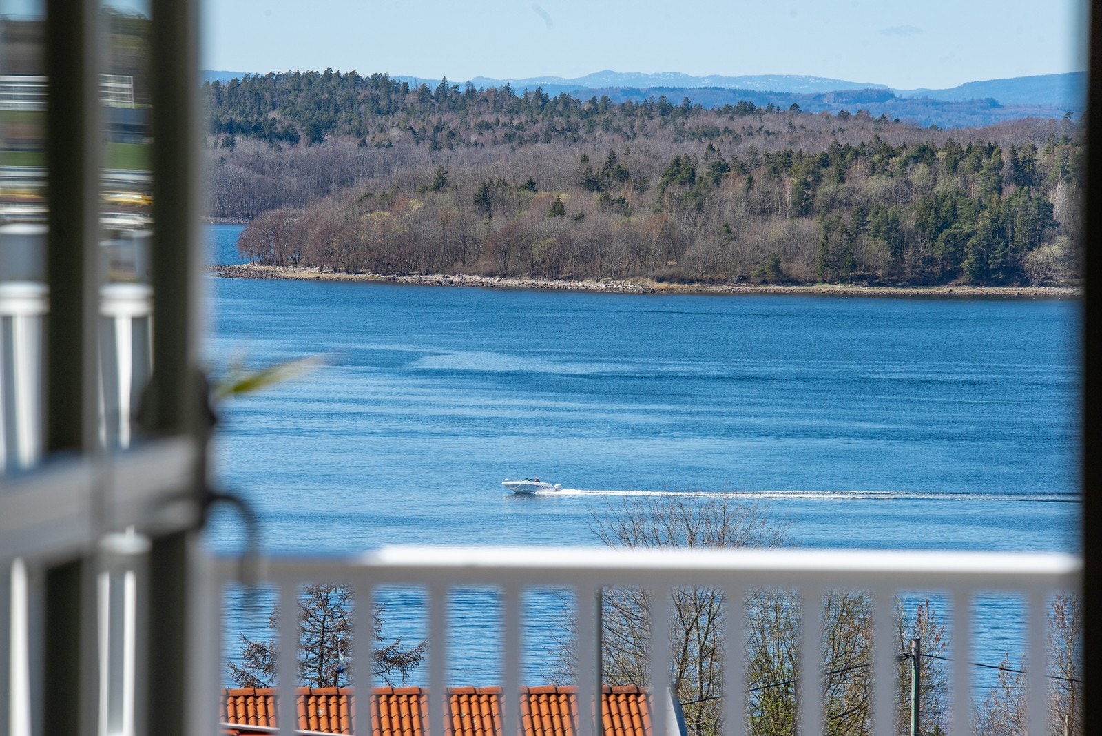 Fra stue og takterrasse er det nydelig vidstrakt utsikt over Oslofjorden og over til Jeløya. Galleribilde
