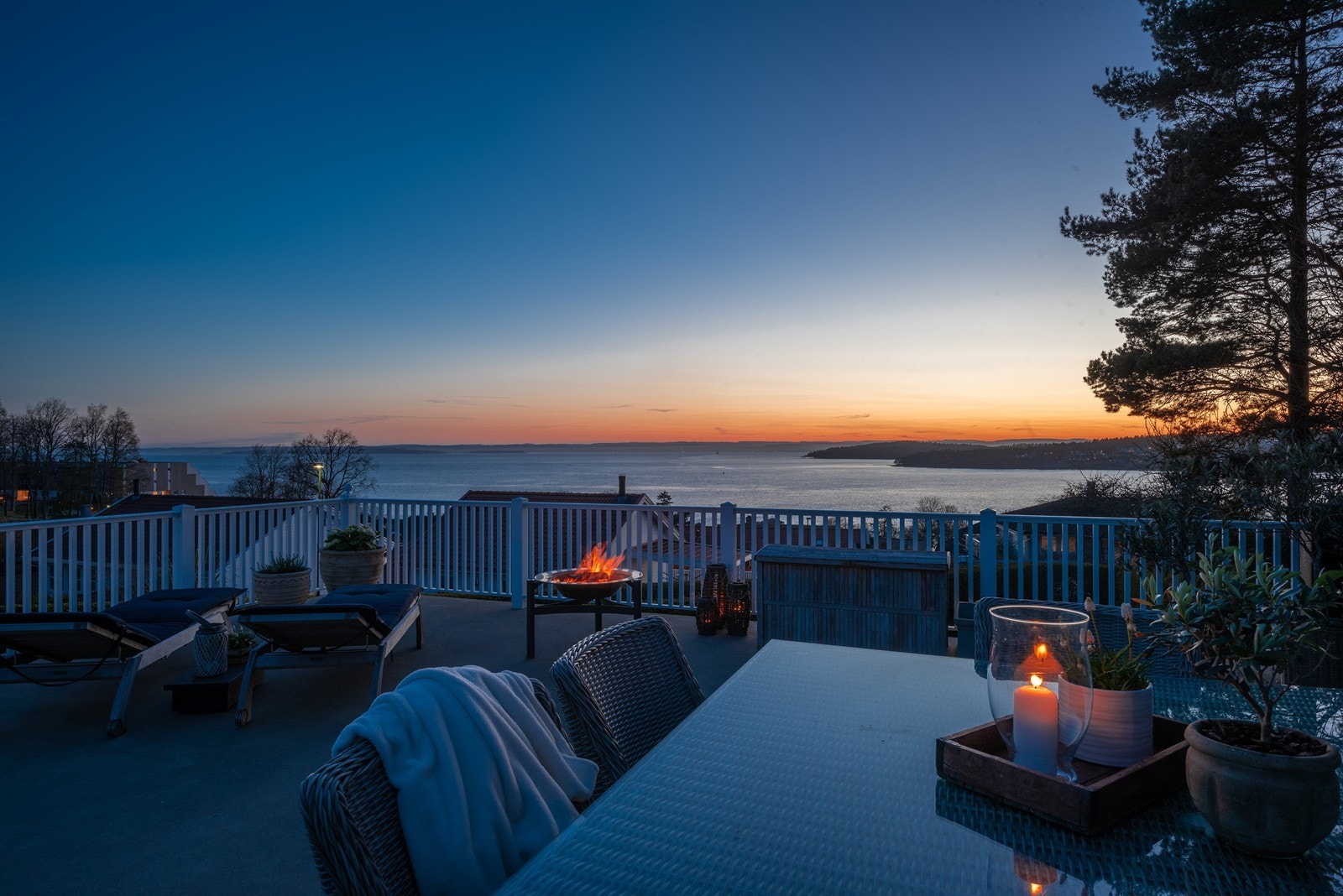 Kveldsstemning på takterrassen med bålpanne og solnedgang. Galleribilde