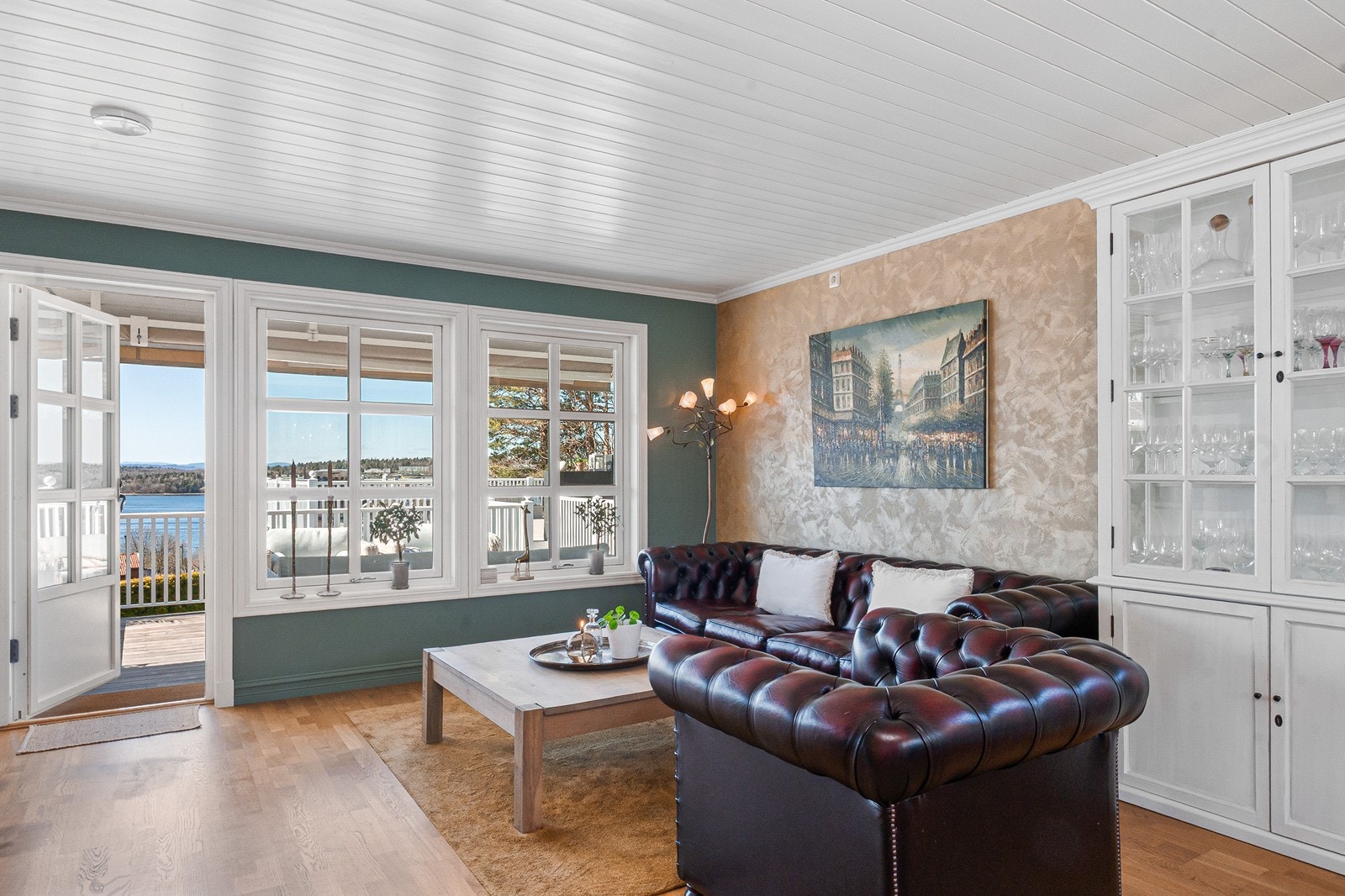 Store, gjennomgående vindusflater slipper rikelig med dagslys og den fantastiske fjordutsikten inn. Galleribilde