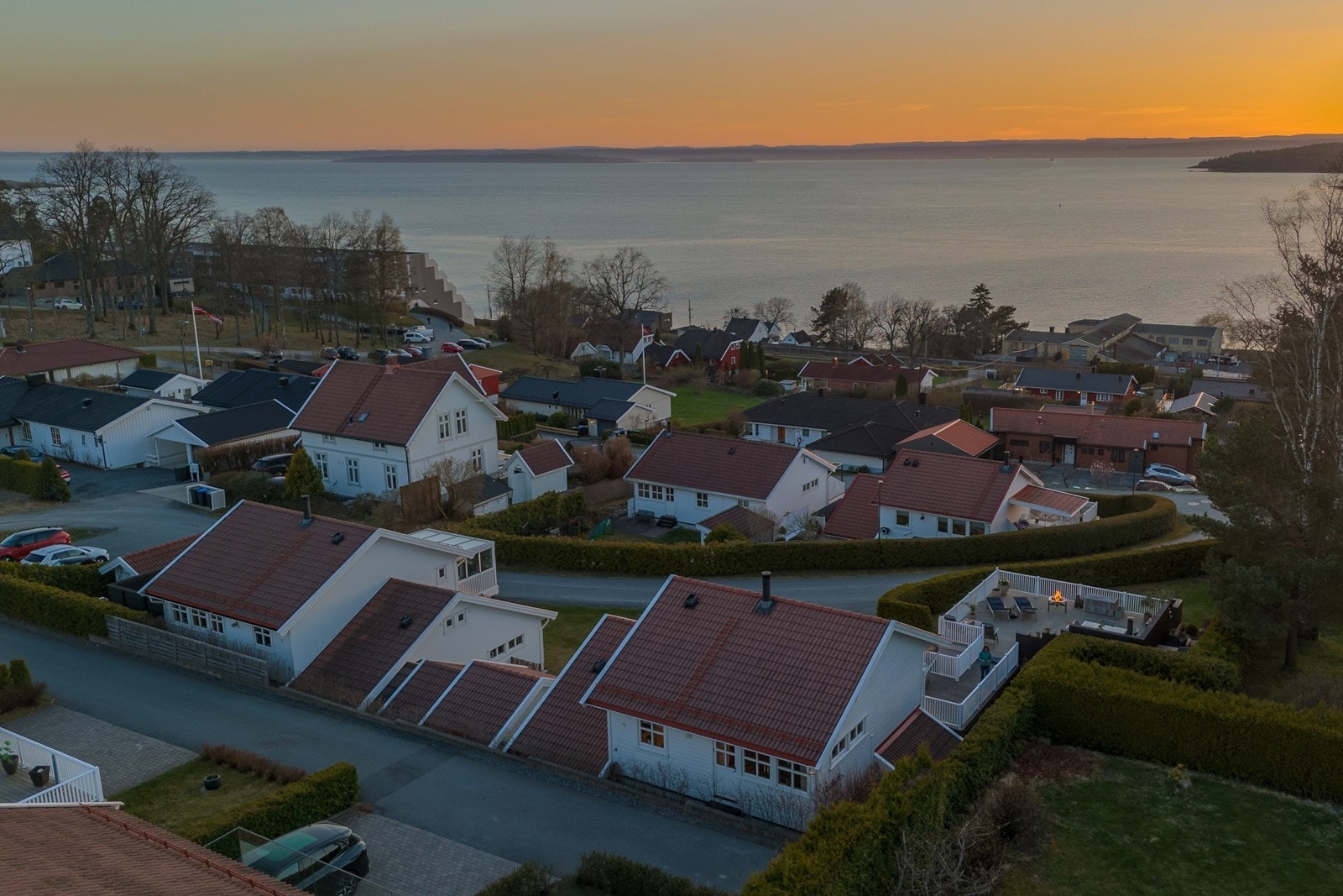 Den vestvendte tomten har meget gode sol- og lysforhold. Galleribilde