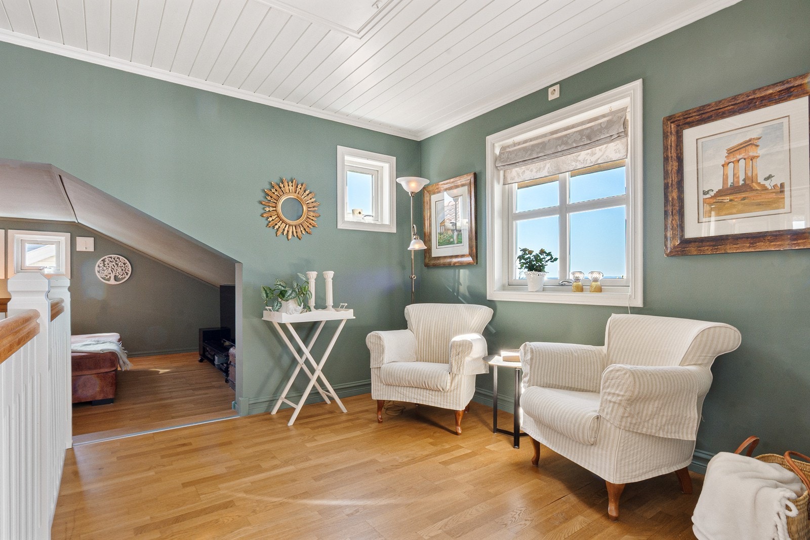 Stuen har plass til både sofagruppe, spisestue og en hyggelig lesekrok. Galleribilde
