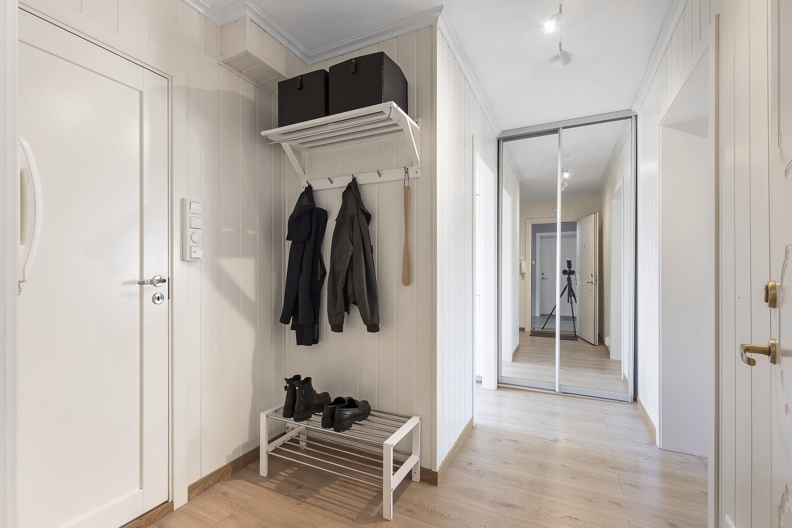 I entré er det klesoppheng og skyvedørsgarderobe - bad til venstre Galleribilde