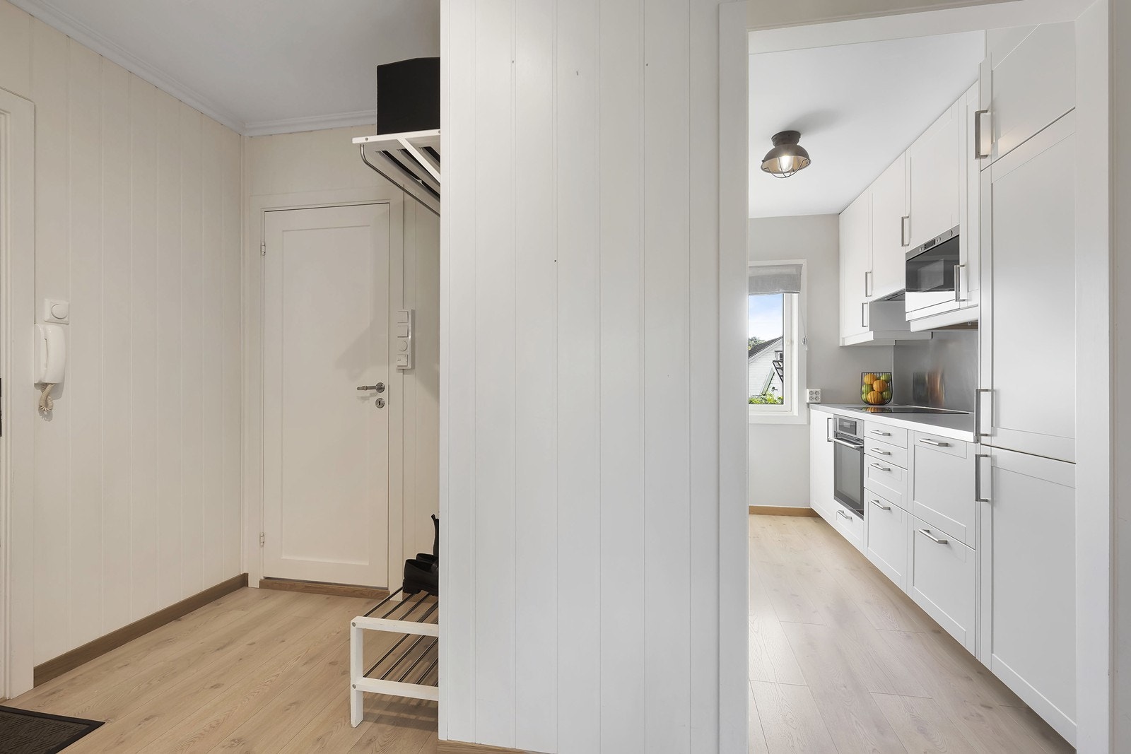 Entré med plass til klesoppheng Galleribilde