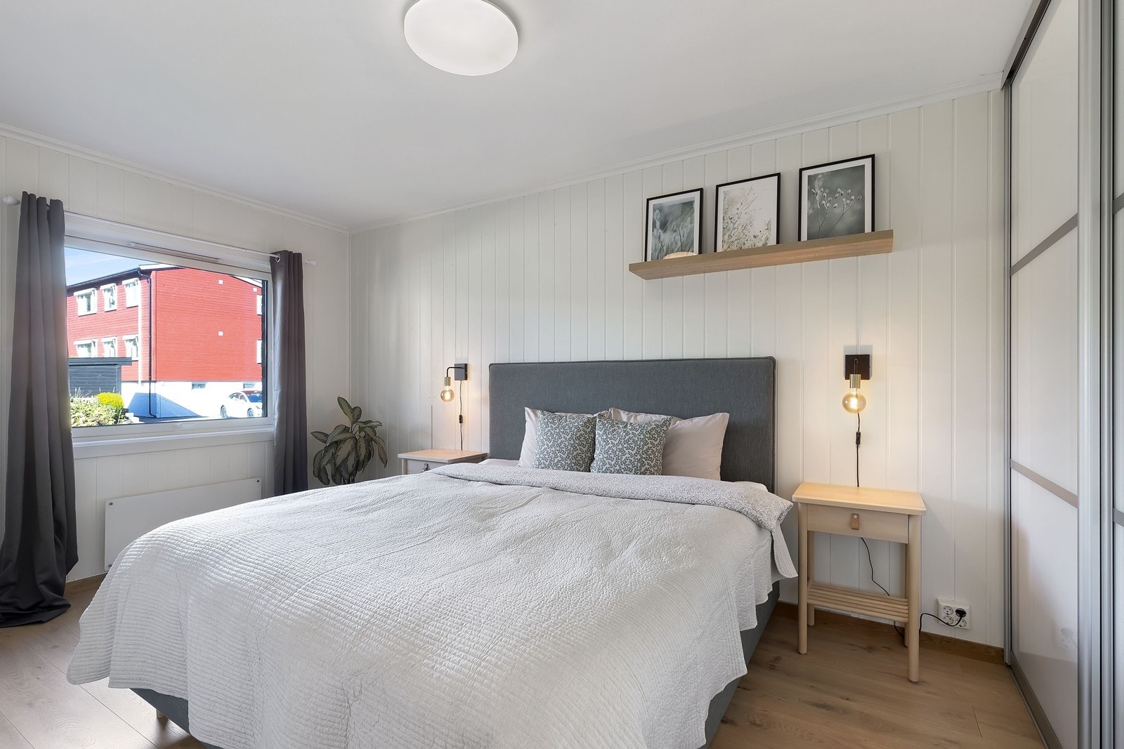 Soverommet er stort, og har skyvedørsgarderobe. For øvrig plass til kontorpult på rommet Galleribilde