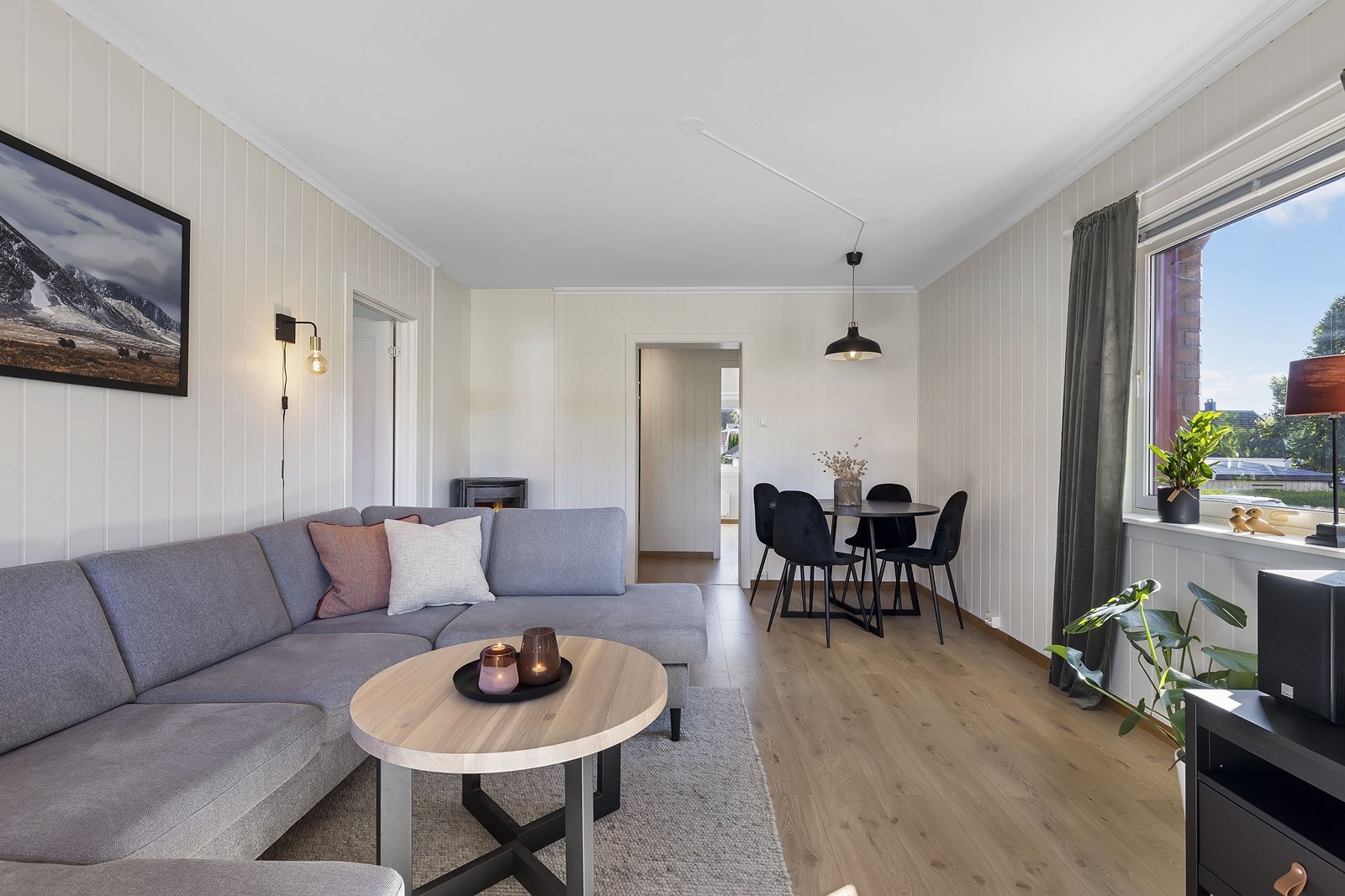 Stuen har god plass til sofagruppe og spisestuemøblement Galleribilde