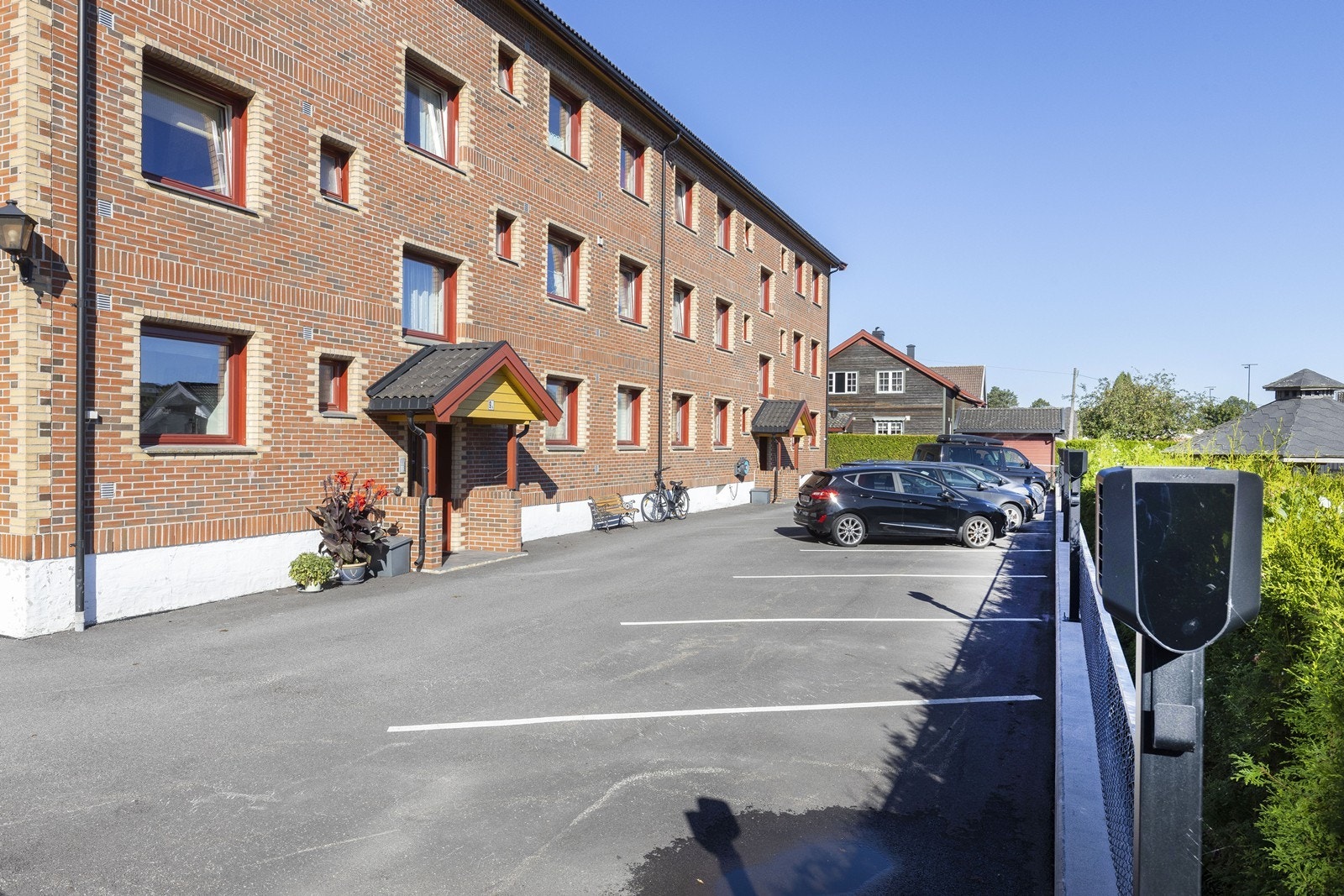 Parkeringsplass for borettslaget i bakgården - her er det etablert elbilladere Galleribilde