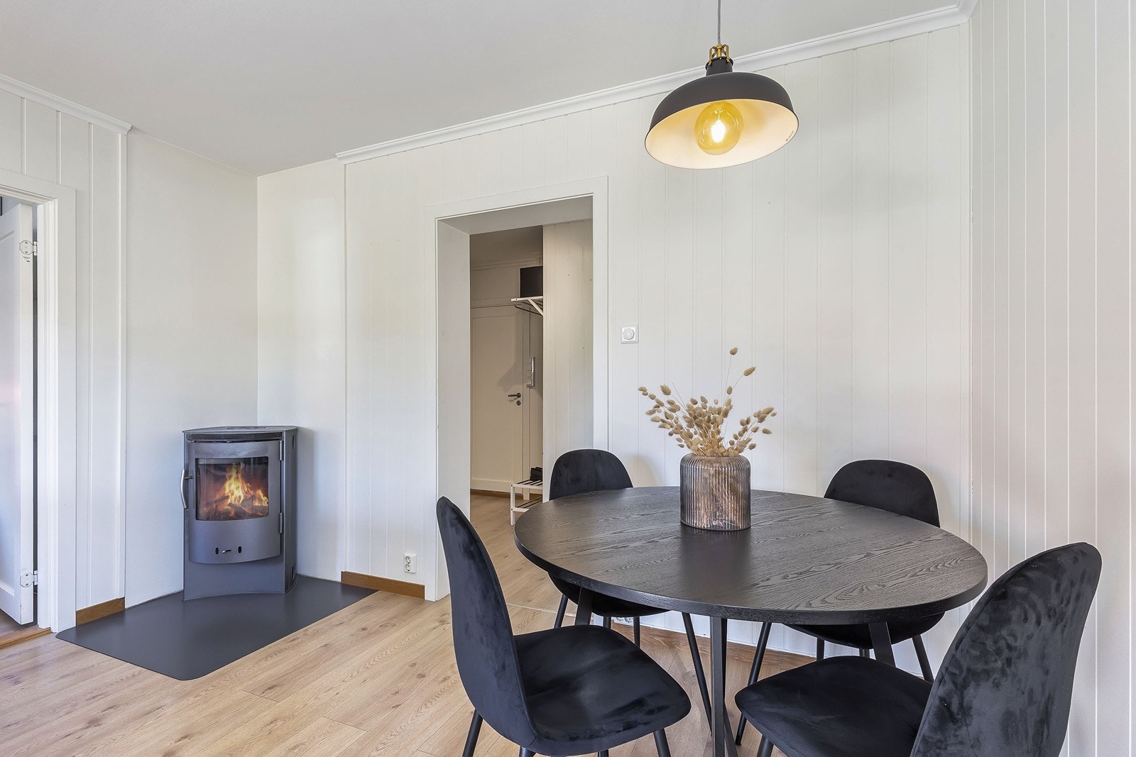 Leiligheten er pent pusset opp med fine laminatgulv og panelplater på vegger Galleribilde