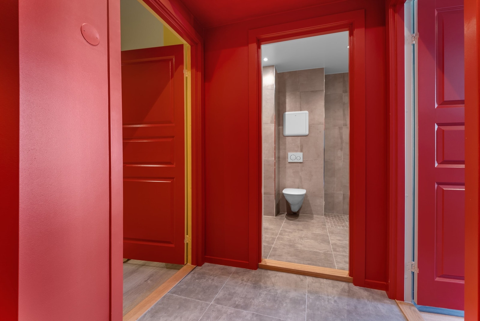 Velkommen inn! Her har man plass til å oppbevare yttertøy og sko. Leiligheten disponerer også en bod i kjelleren på 5 kvm med ytterligere lagringsmuligheter. Galleribilde