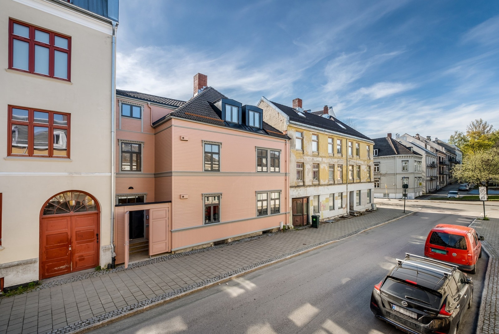 Velkommen til Båhus gate 7A - og denne flotte selveierleiligheten beliggende i et veletablert og sentralt område på Møllenberg! Galleribilde