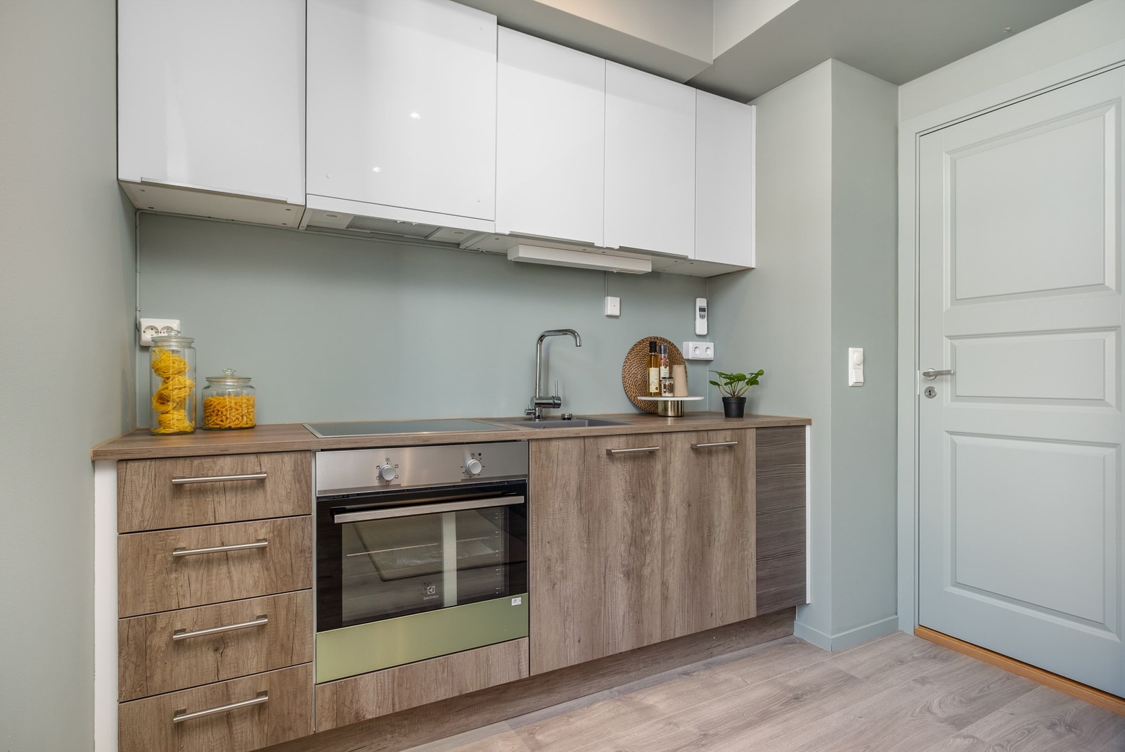 Kjøkkenet ligger naturlig tilbaketrukket fra stuen og er innredet med glatte fronter og benkeplate av laminat. Galleribilde