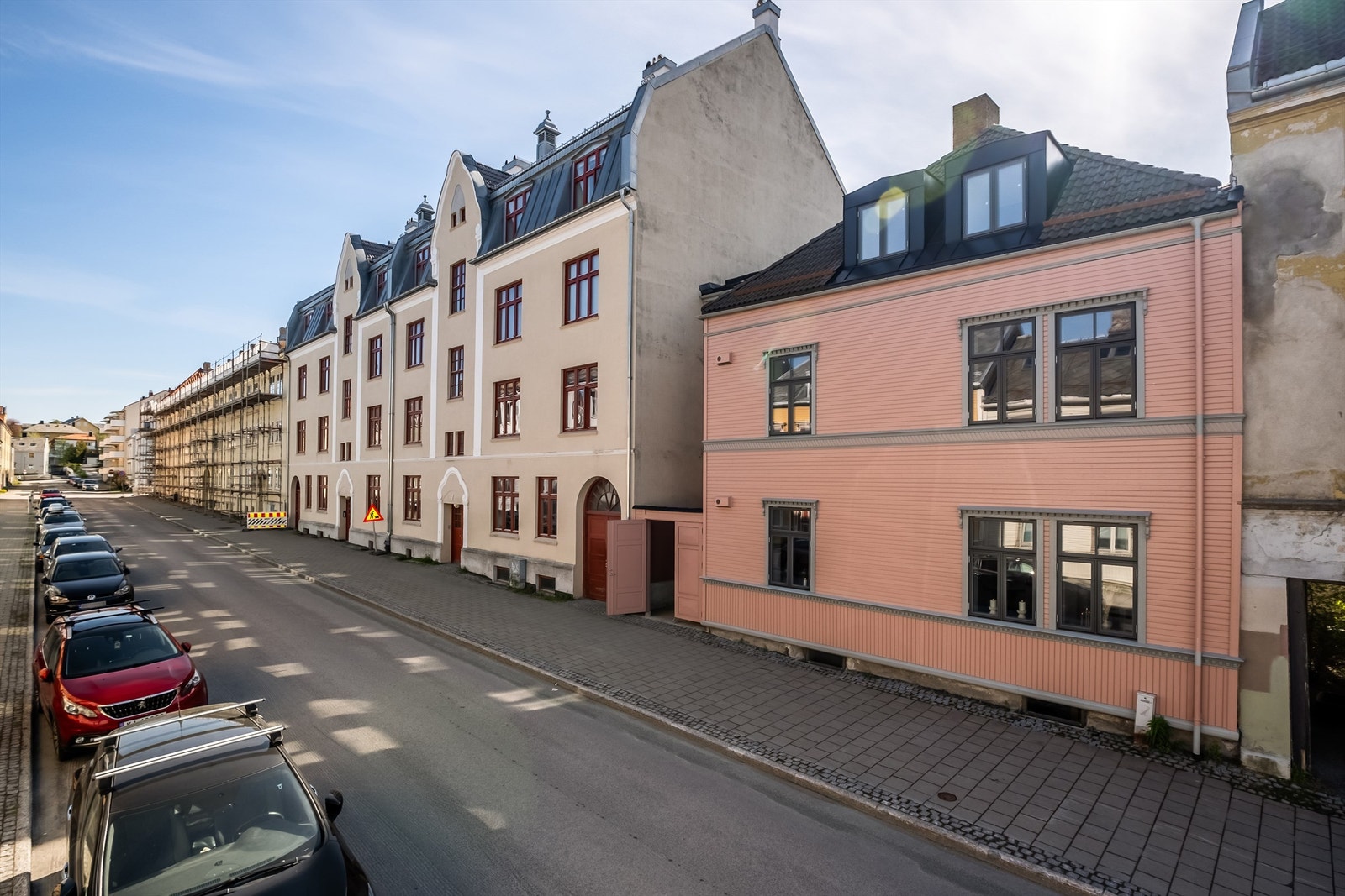 Solsiden når man innen 9 minutters gange. Her har man alt fra dagligvare (søndagsåpent), klesbutikker, apotek, bakeri, 3T-treningssenter, vinmonopol, en rekke flotte restauranter og cafeer på dagtid, og mulighet til et yrende uteliv på kveldstid. Galleribilde
