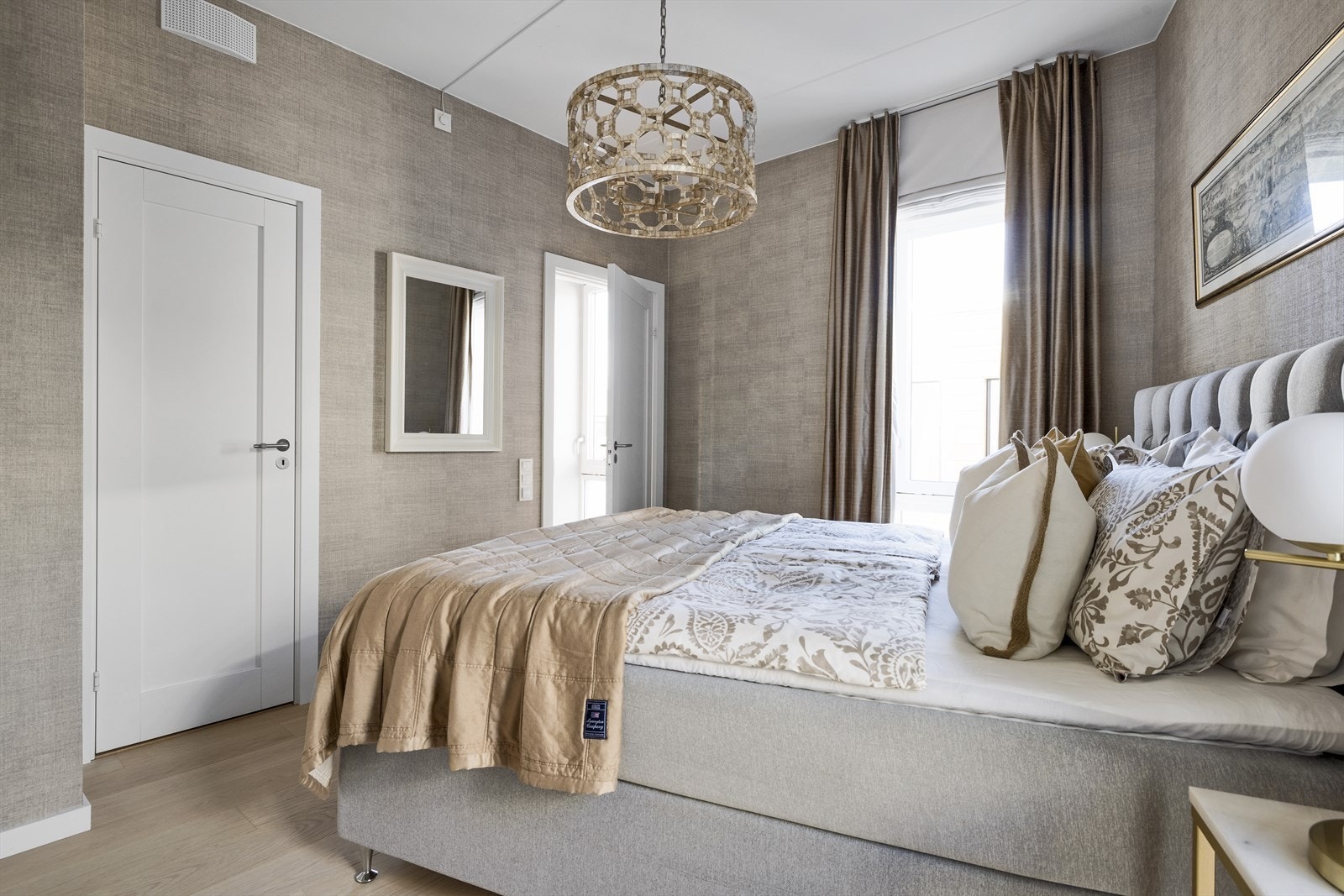 Rommet har en romslig planløsning med god plass til dobbeltseng, nattbord og garderobeskap Galleribilde