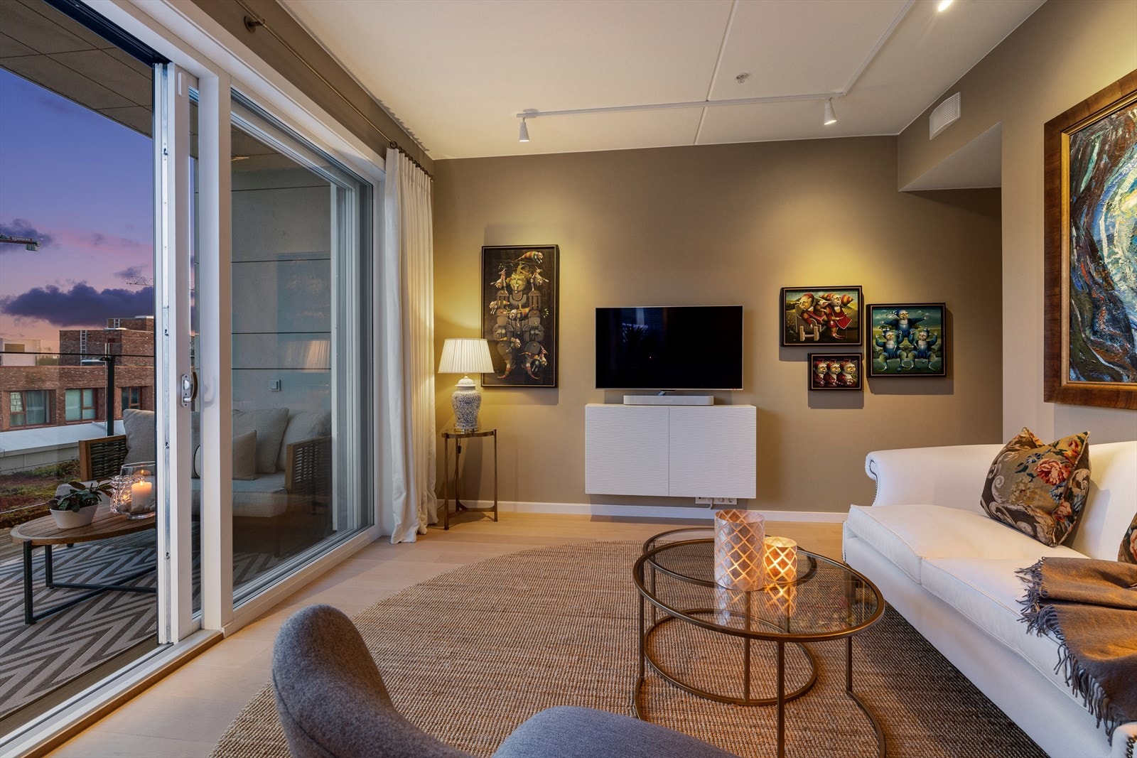 TV-stuen har store vindusflater som skaper en luftig romfølelse Galleribilde