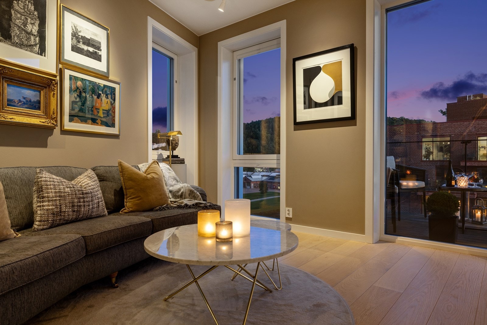 Kveldsstemningen i stuen er upåklagelig Galleribilde