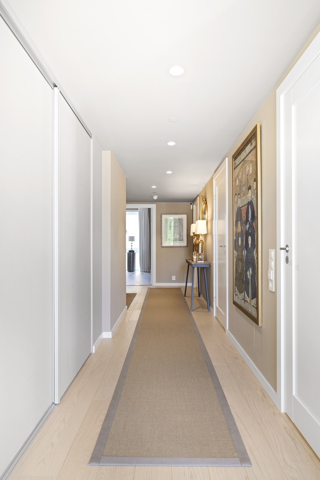 I entré/gang har du god plass til yttertøy i skyvedørsgarderoben til venstre Galleribilde