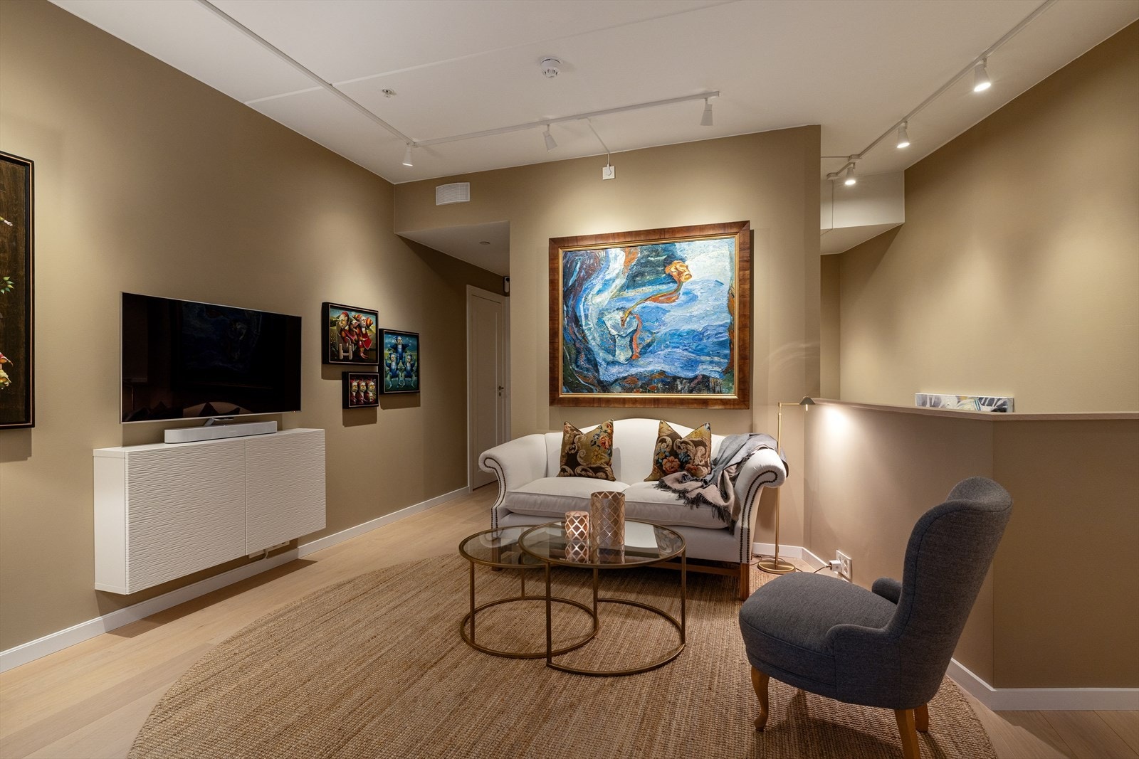 Rommet har en god takhøyde målt til 2,79 m Galleribilde