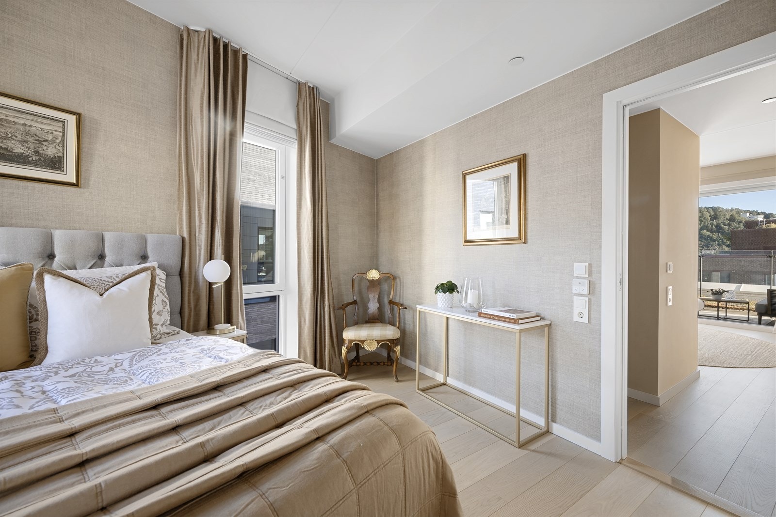 Det slippes godt inn med naturlig lys som gir rommet en lys og luftig romfølelse Galleribilde