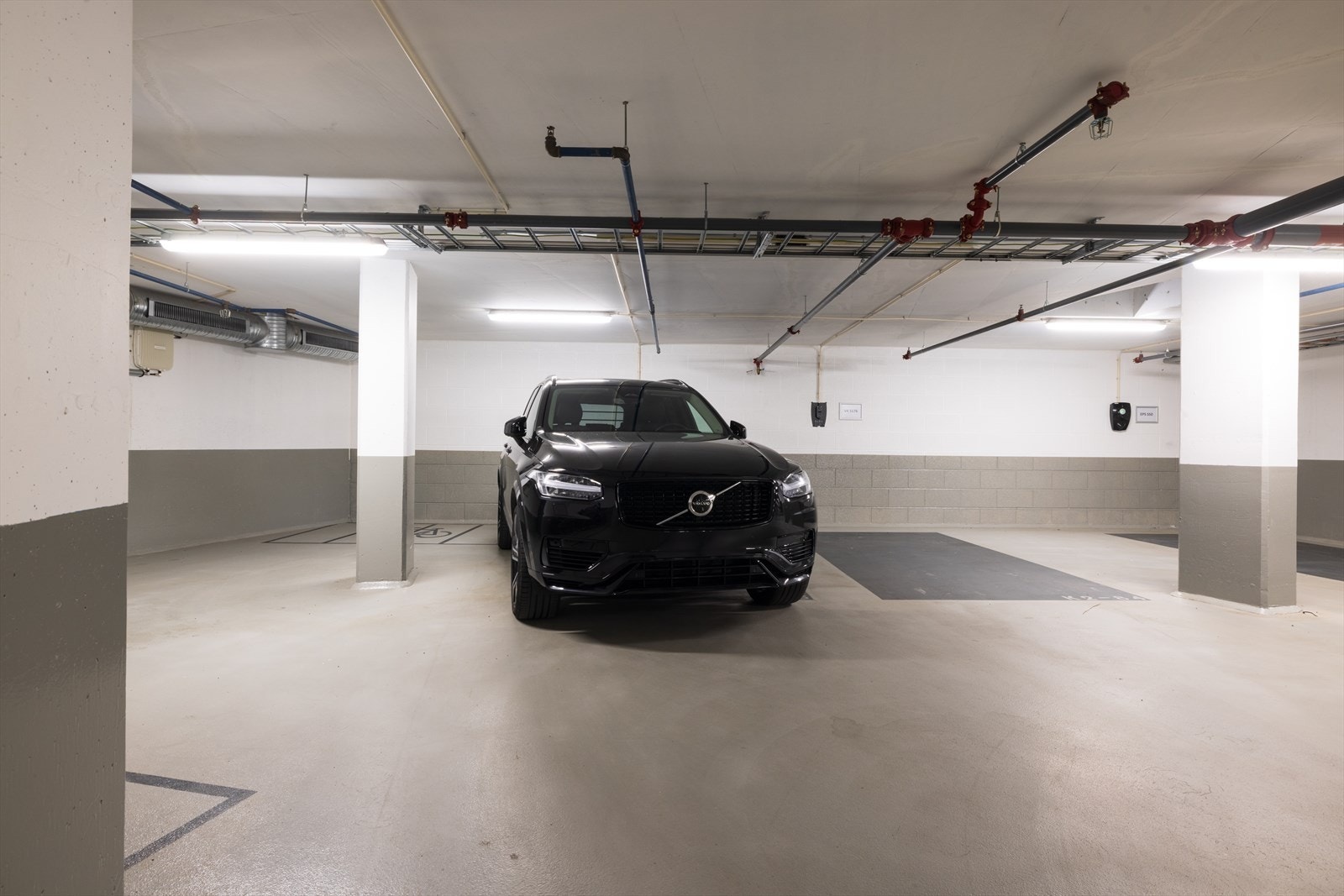 Mulig å kjøpe garasjeplass med el-billader med kort avstand fra heis Galleribilde