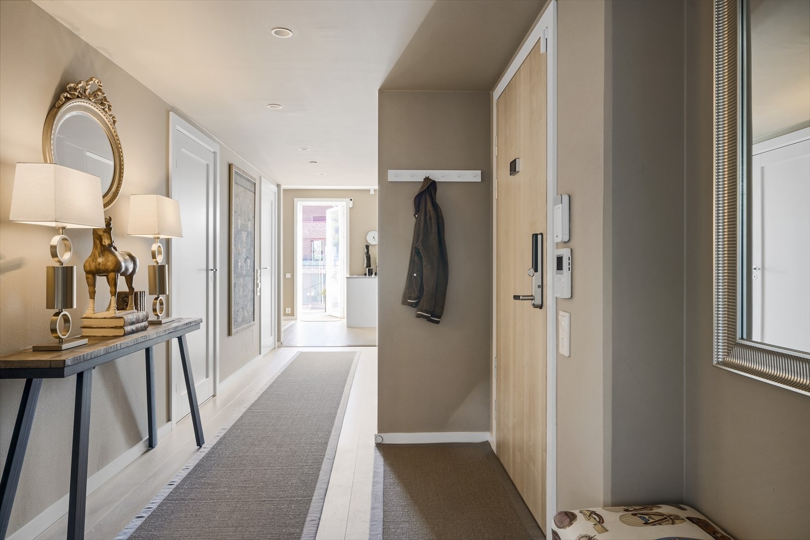 Innbyende entré som gir et godt første inntrykk av boligen Galleribilde