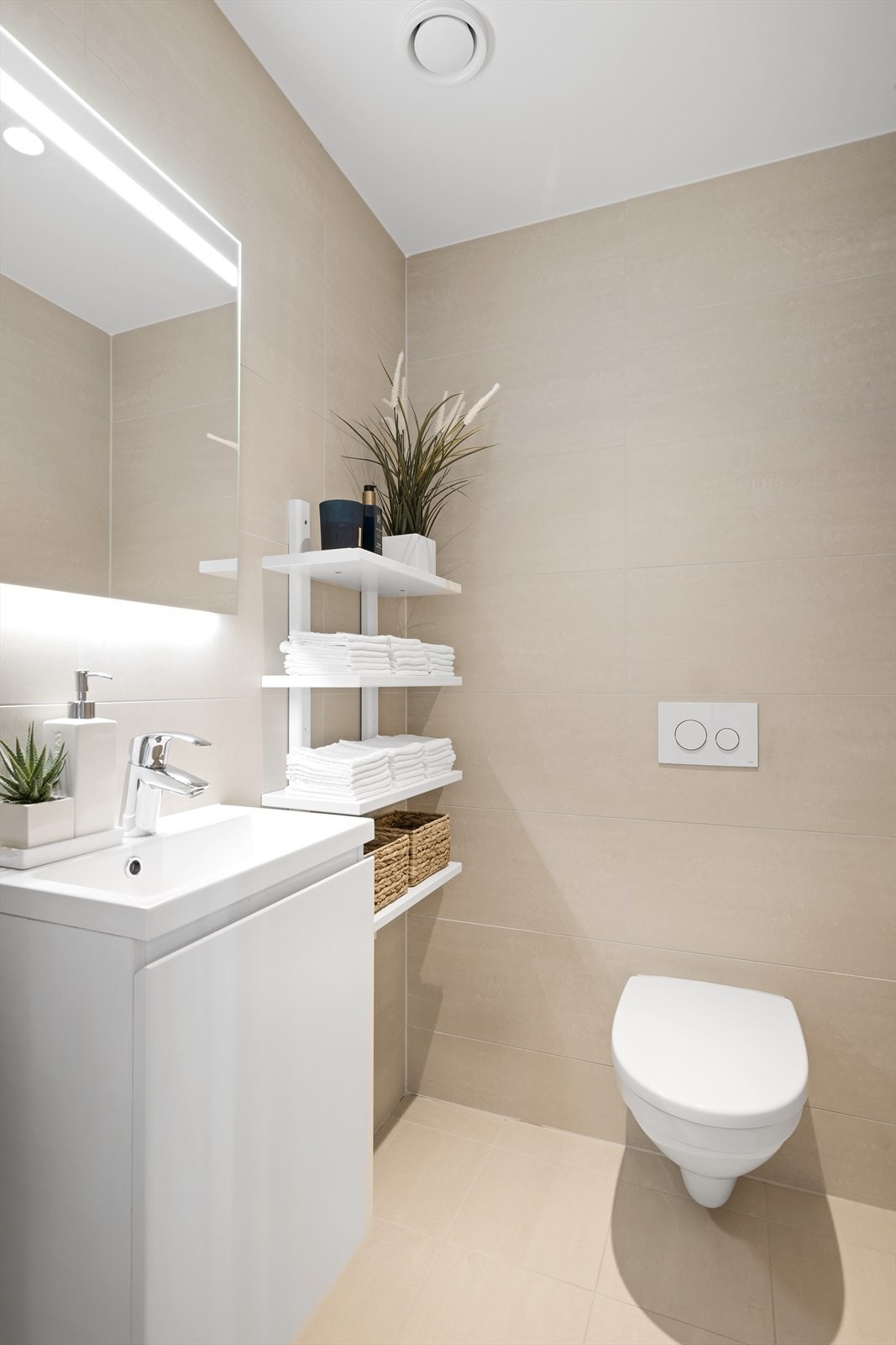 I tillegg til to fullverdig bad, har du også et gjestetoalett Galleribilde