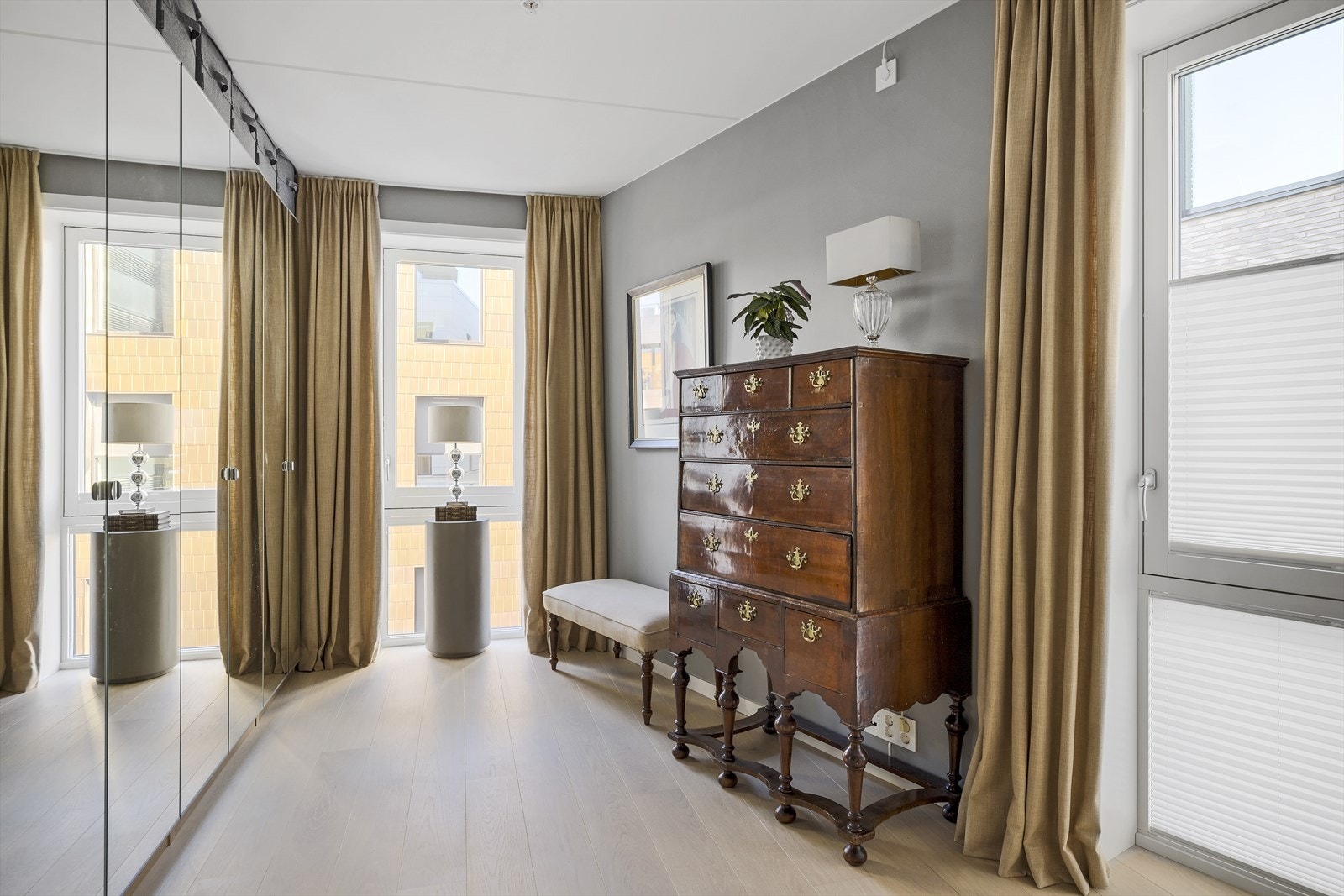 Romslig soverom med god plass til dobbeltseng og tilhørende møblement Galleribilde