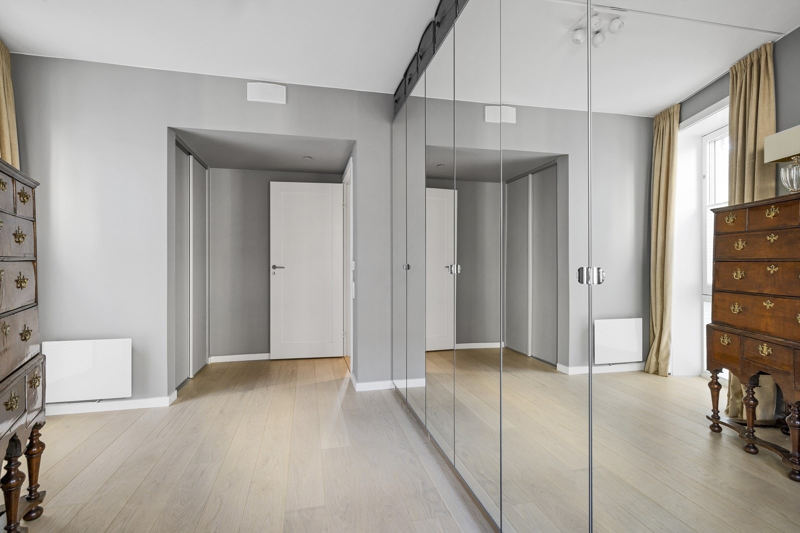 Det er godt med skapplass i medfølgende garderobeskap, i tillegg til ekstra lagring under trappen Galleribilde