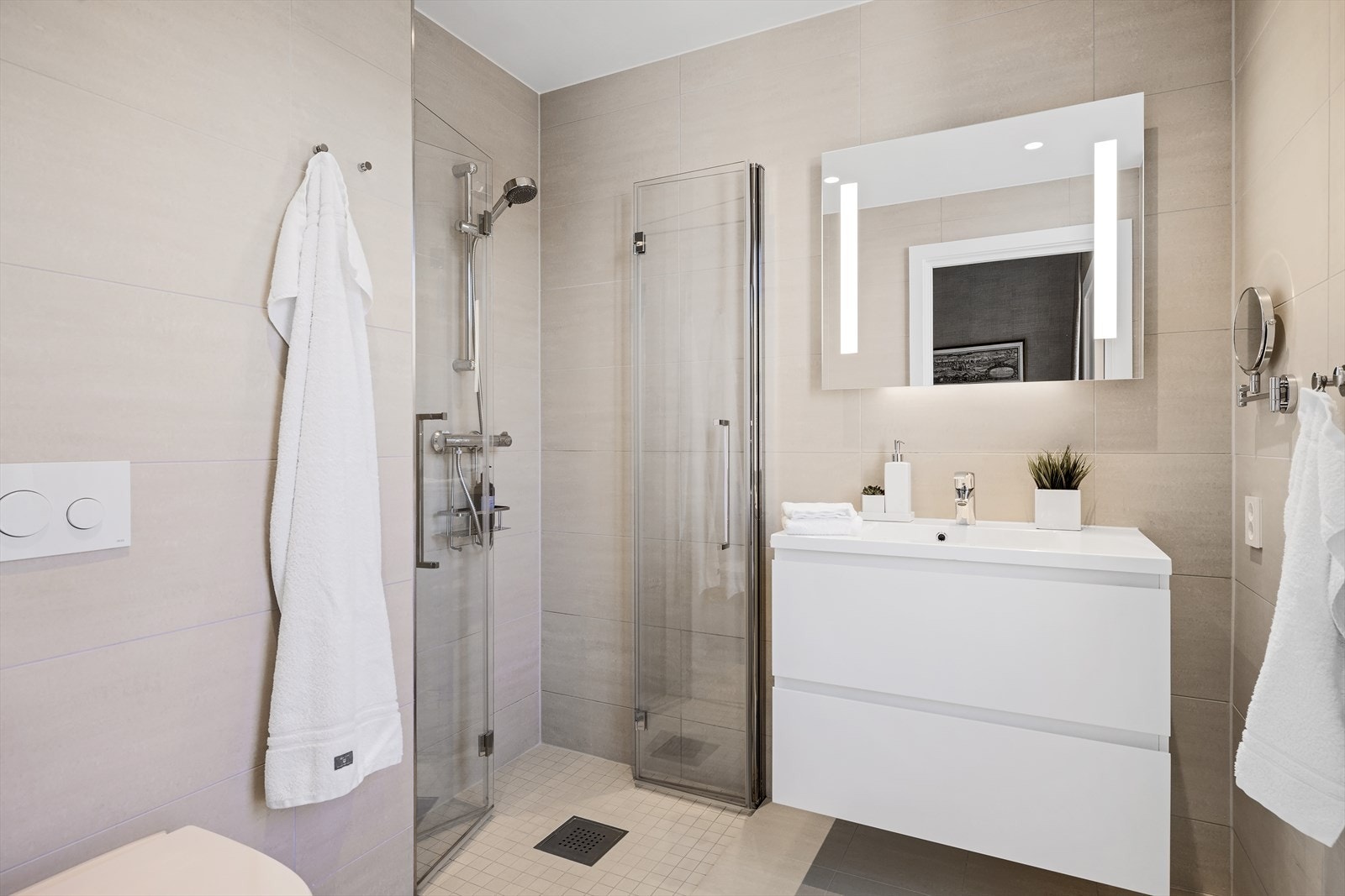 Herfra kan du tusle rett inn på badet som også har vindu Galleribilde