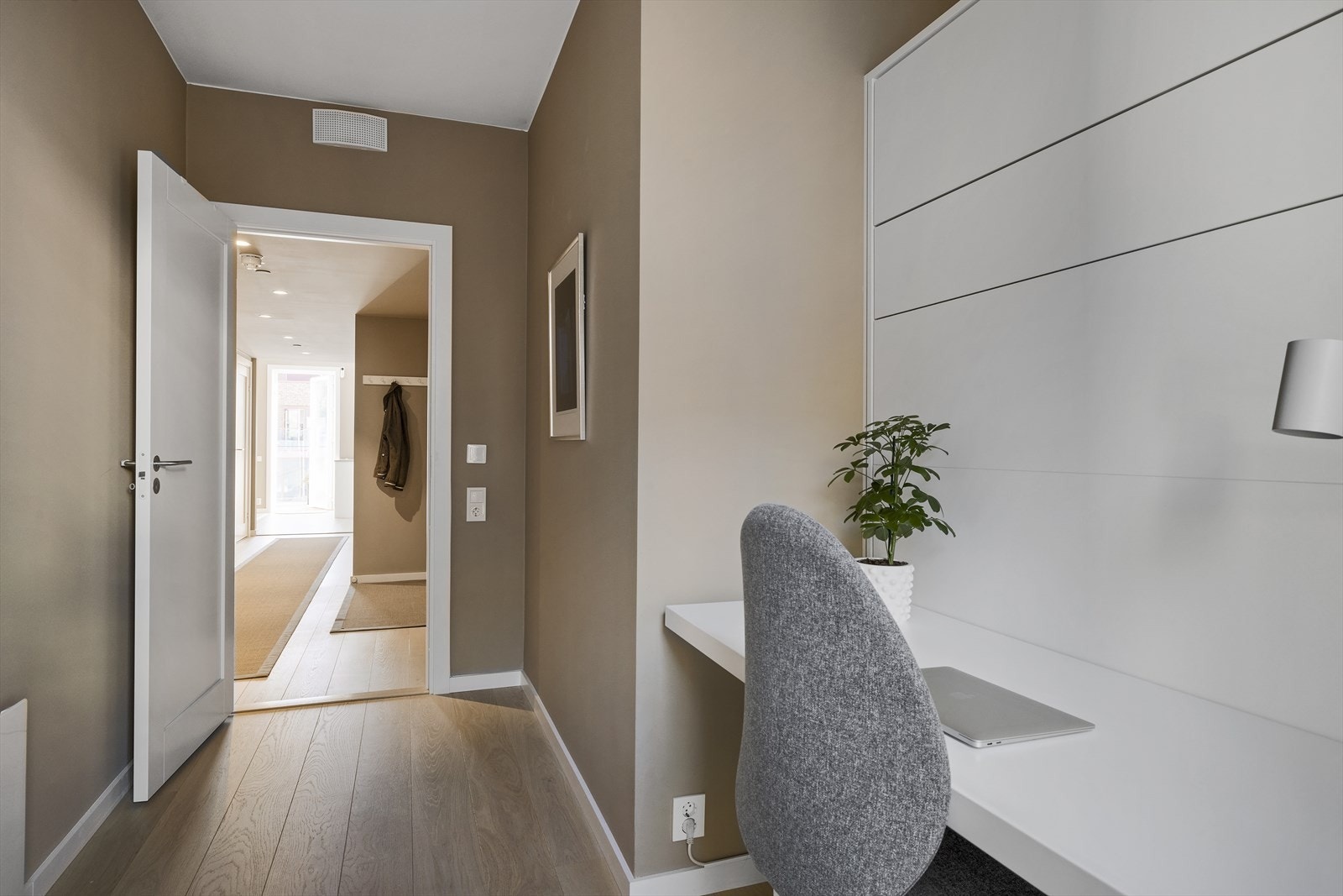 Selger har montert skapseng som enkelt kan slåes ned ved behov Galleribilde