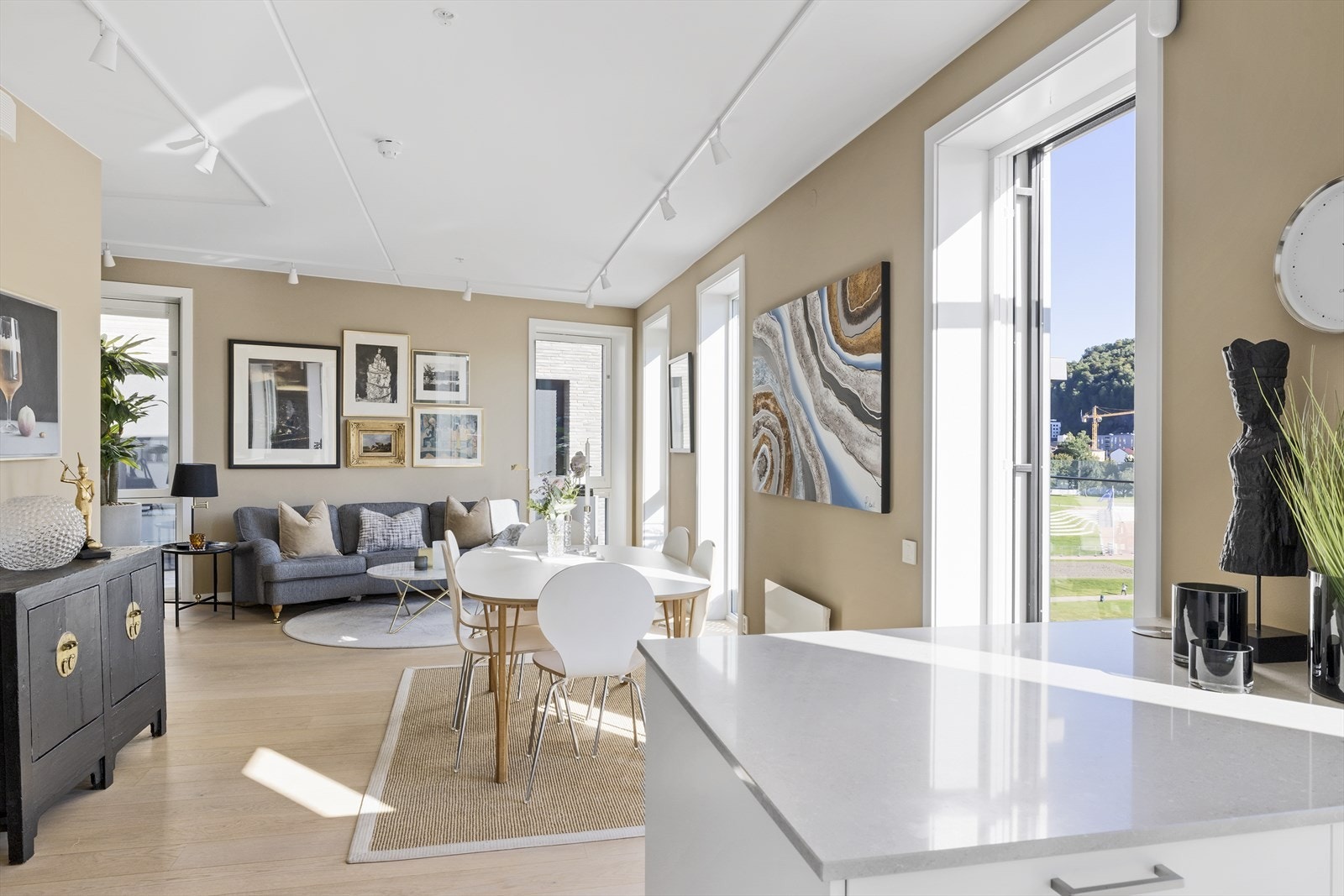 Rommets plassering på byggets hjørne gir en vegg med ekstra vindusflater Galleribilde