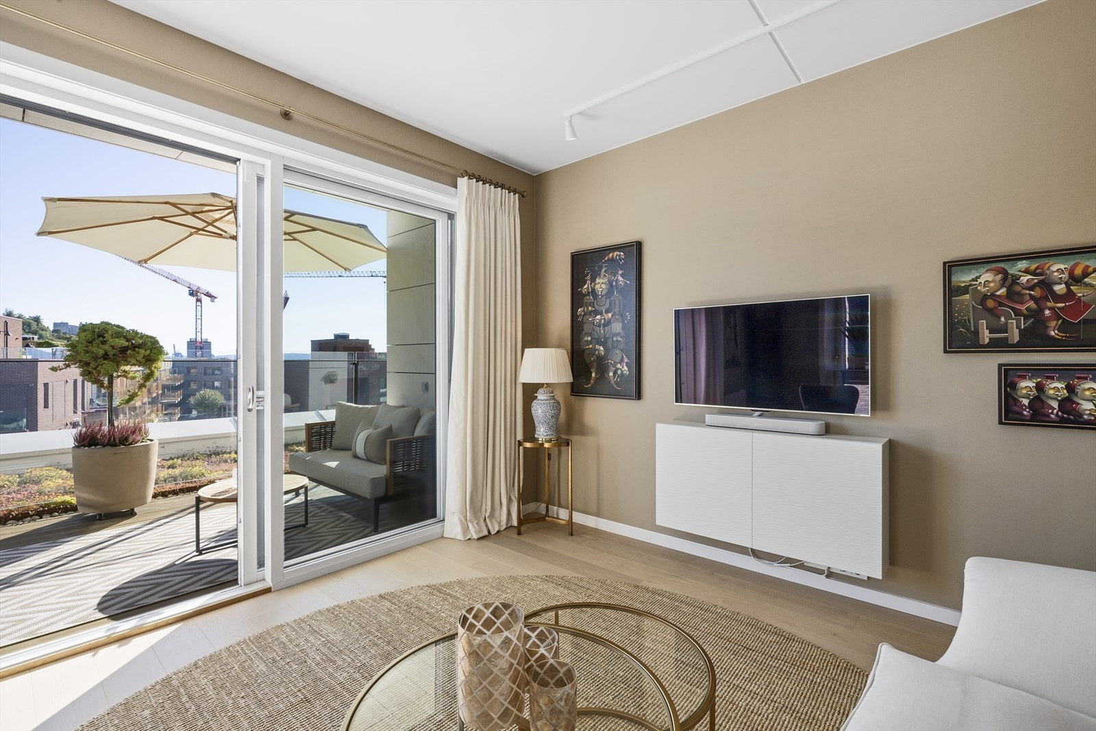 Rommet passer utmerket som tv-stue da du har dagligstuen i hovedetasjen Galleribilde