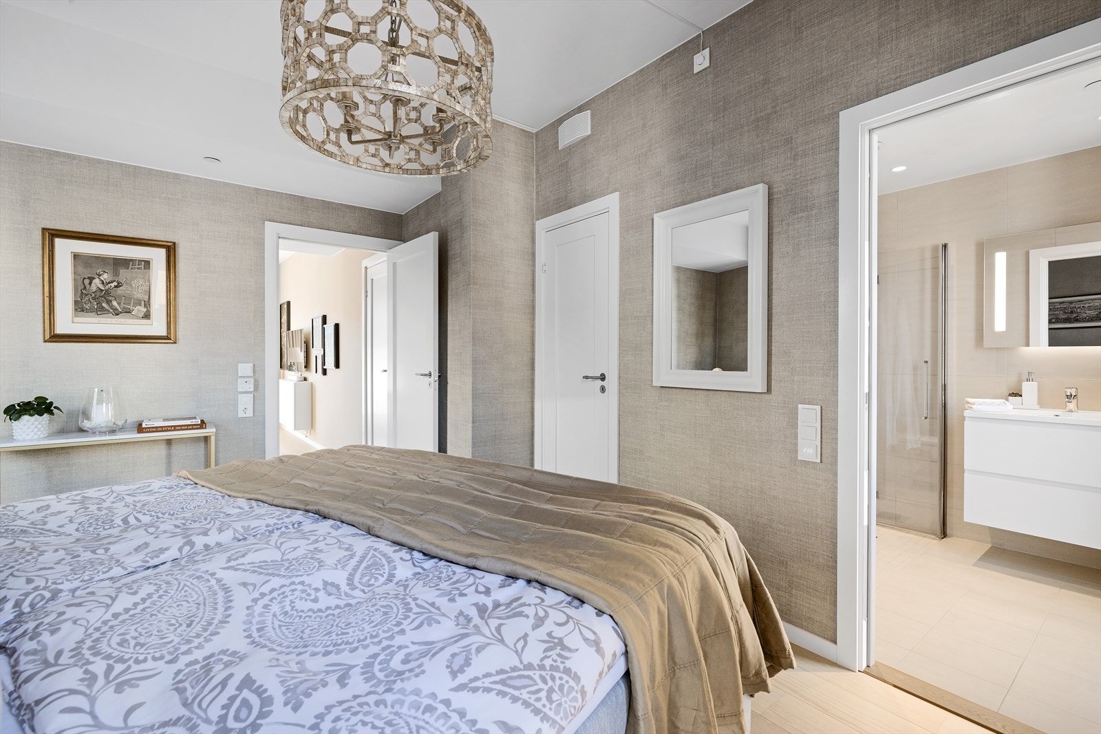 Soverommet har ekslusiv tapet på veggene og pent 1-stavs parkettgulv Galleribilde