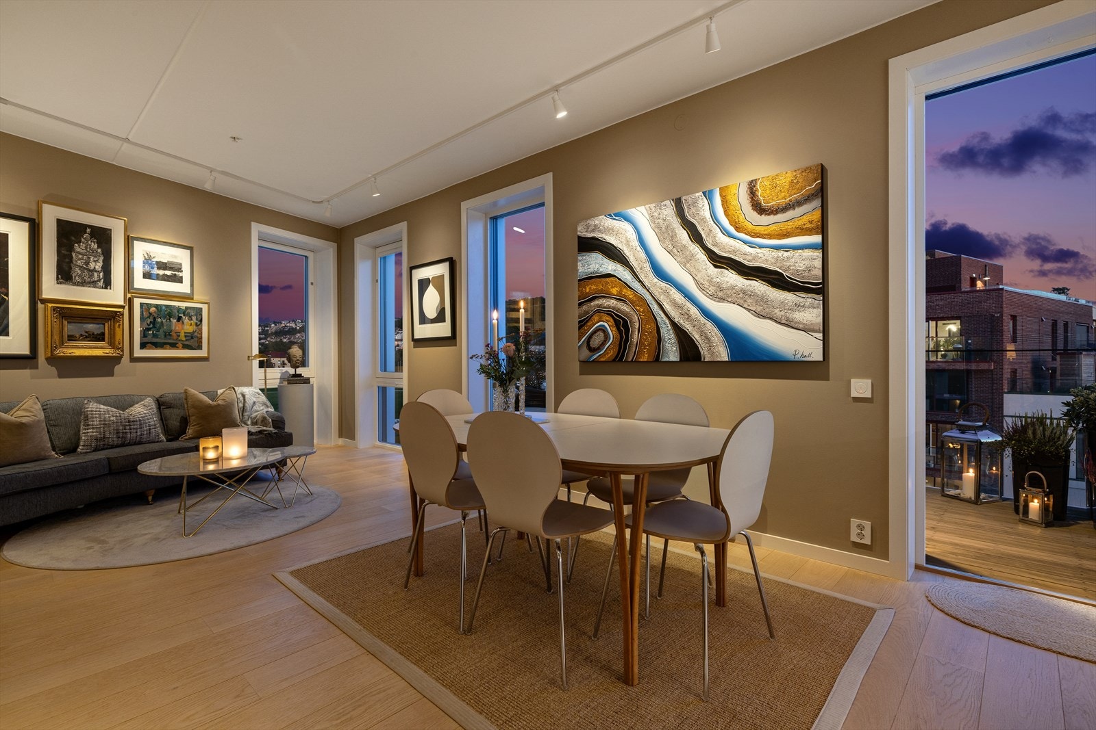 Fra stue/kjøkken er det utgang til en flott balkong Galleribilde