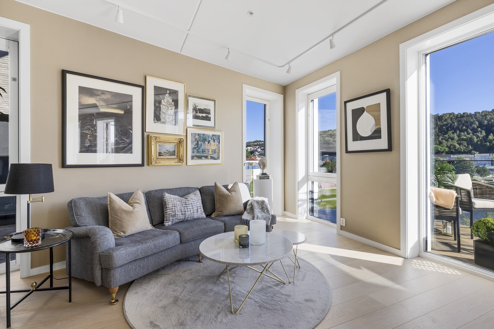 Stuen har en fin planløsning med god plass til sofagruppe, spisebord og annet ønsket møblement Galleribilde