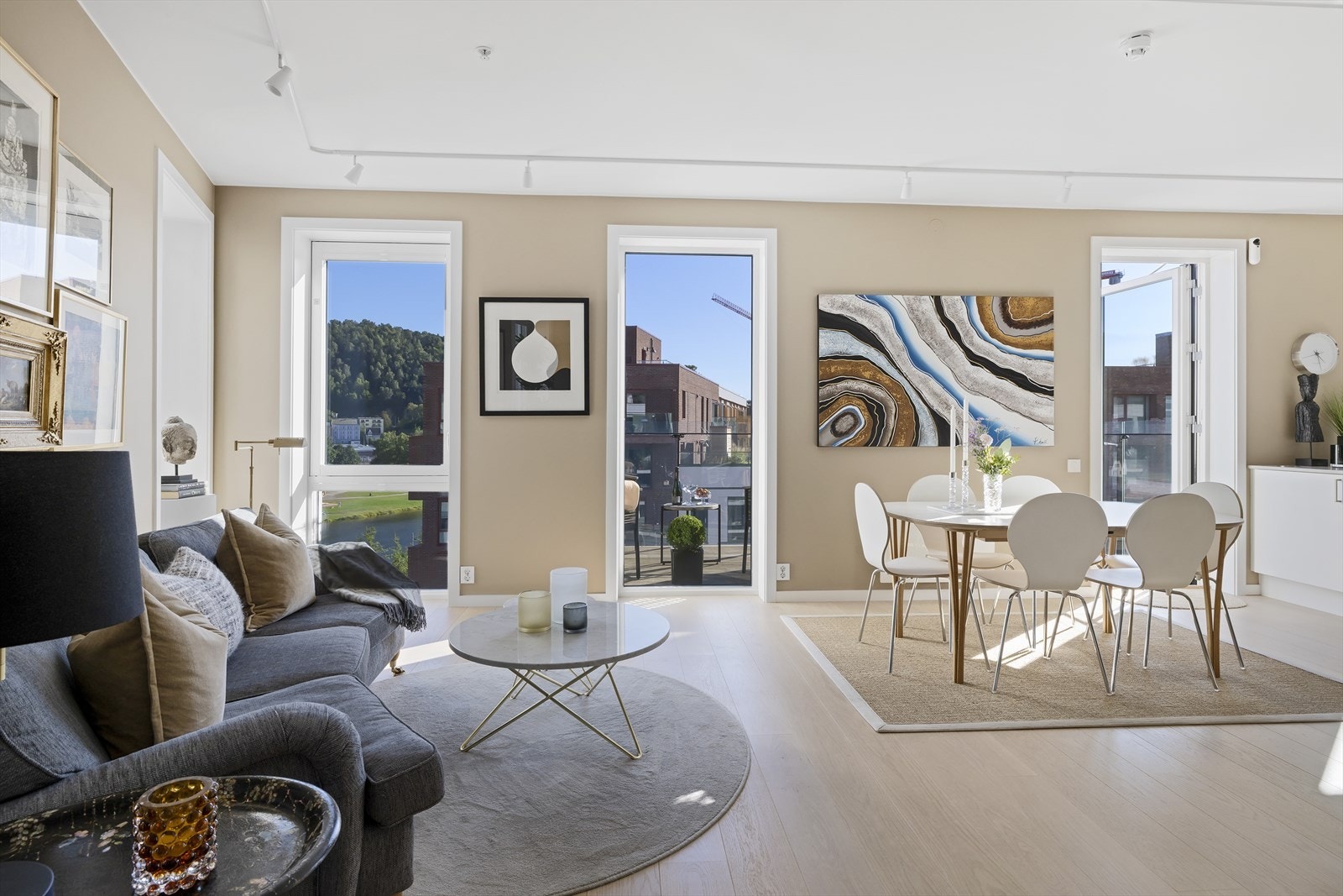 Her har du et lyst og stort rom for sosiale anledninger Galleribilde