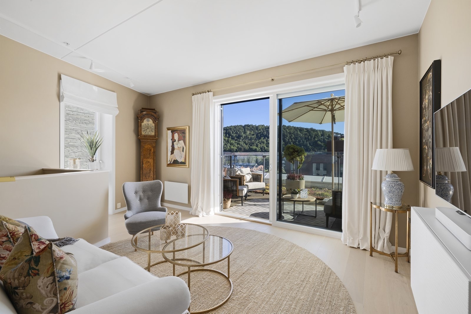 Fra sofaen har du rikelig med grønn og nydelig utsikt mot Ekebergåsen Galleribilde