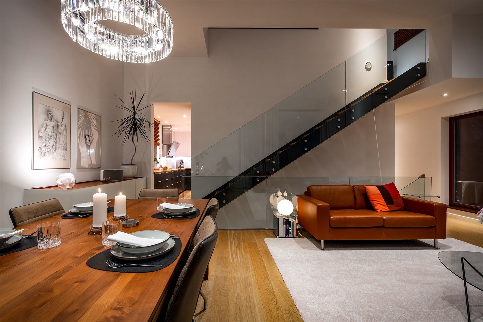 - Fra stuen er det inngang til kjøkkenet - Galleribilde