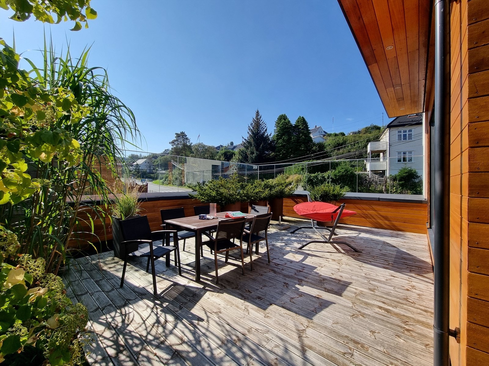 - Her er et god plass til å invitere familie og venner på hyggelige grillkvelder - Galleribilde