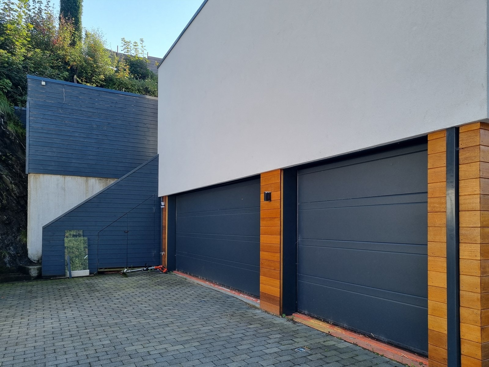 - Det er også plass å parkere foran garasjen - Galleribilde