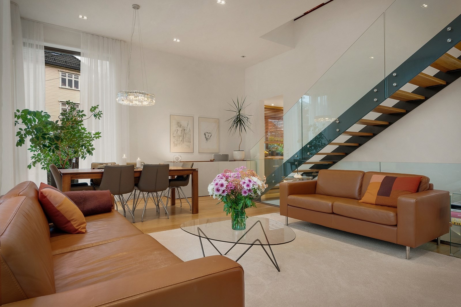 - Merk den stilige trappen som gir rommet et sofistikert og elegant uttrykk - Galleribilde