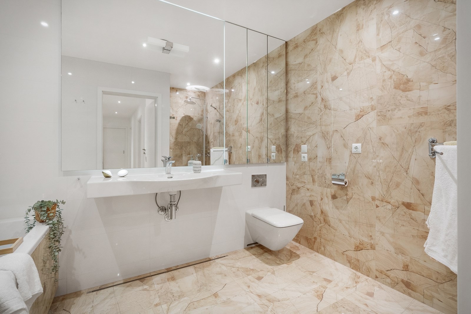 - Det er deilig vannbåren gulvvarme i alle rom i hoveddelen - Galleribilde