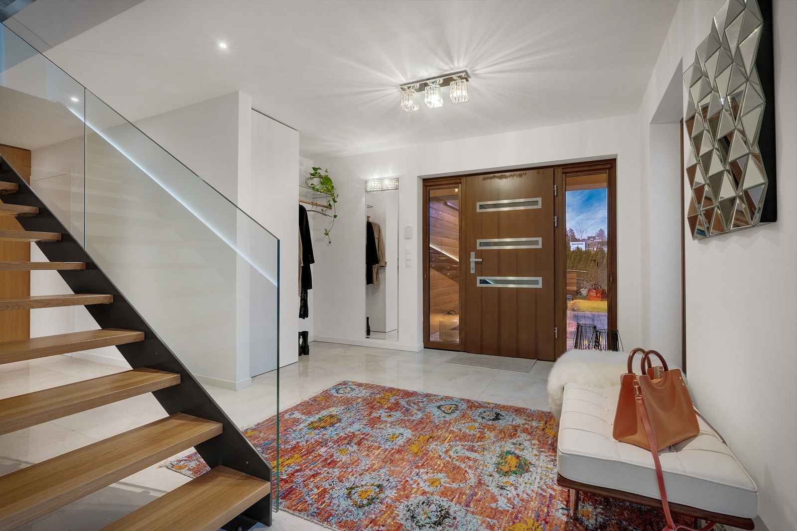 - Merk den stilige døren som gir et elegant inntrykk - Galleribilde