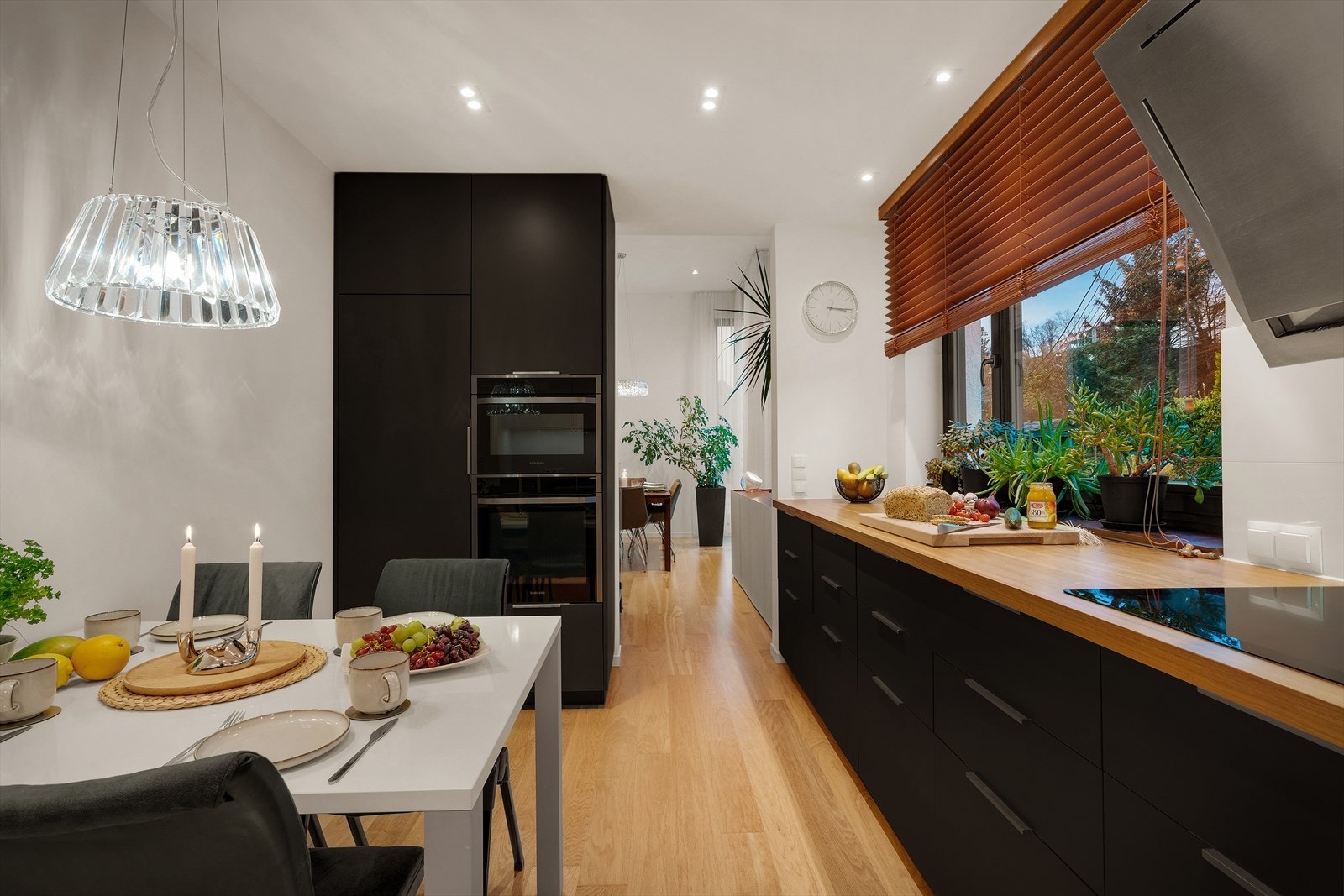 - De store vindusflatene bidrar til godt daglys når det lages smakfull mat - Galleribilde