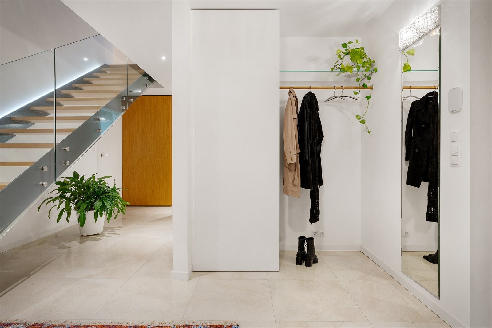 - I Første etasje møter vi en lys gang på hele 22,1 m² - Galleribilde