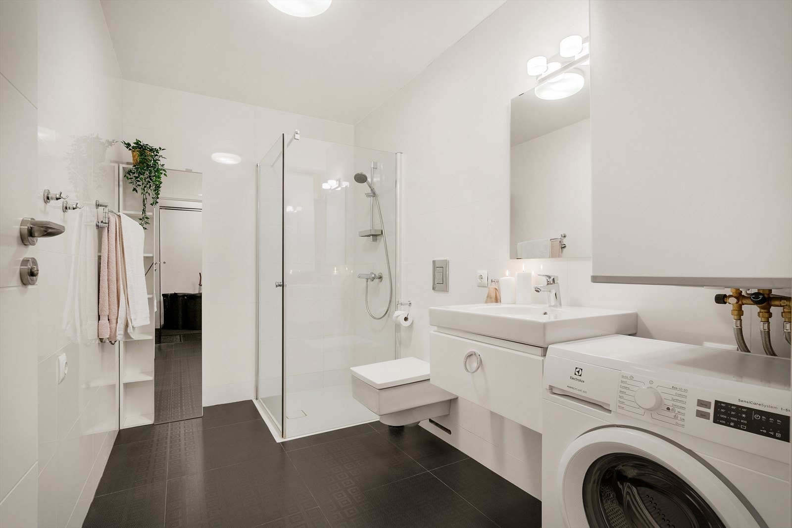 - Lyst og helfliset bad på 5,6 m² - Galleribilde